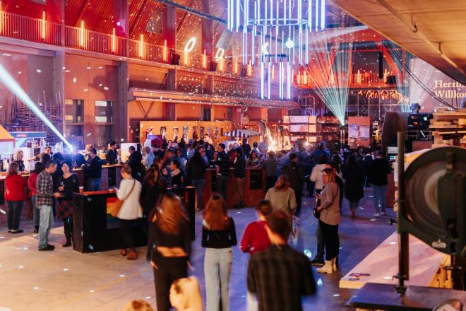 Zahlreiche glückliche Besucher:innen